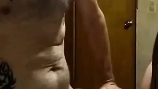 Güzel evli kadın yarak emiyor ve dölleniyor
