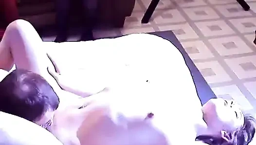Kıllı beyaz adam lezbiyenler kanepede sikişiyor