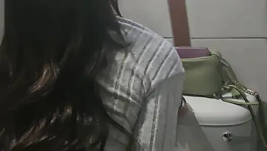 Gerçek orta yaşlı seksi kadın yine banyoda yarak alıyor!