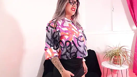 Очень послушная колумбийская секретарша помогает ее боссу расслабиться