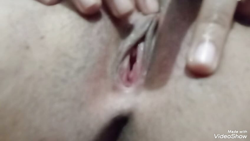 Pehli baar chut me ungli kar rahi ek ladki