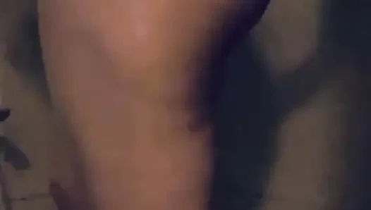 Жена дези принимает ванну