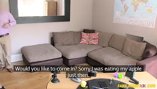 Fake Agent UK - испанская Charmer вау с ее многозадачности способностью сосать член на кастинге