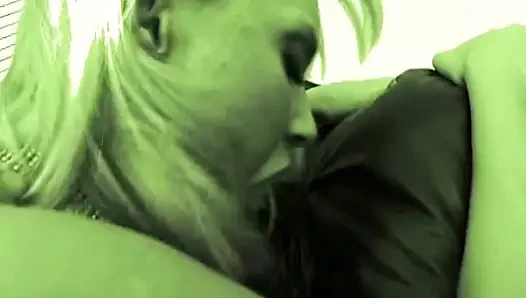 Sarışın orta yaşlı seksi kadın yoğun yakın çekim sert sikişte büyük yarak alıyor