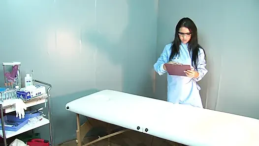 Krankenschwester-küken fistet vollbusige MILf