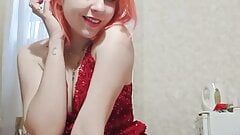 Frumoasă striptease de casă într-o rochie roșie, masturbare cu o jucărie și orgasm