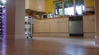 रसोई के फर्श को साफ़ करने वाली नौकरानी