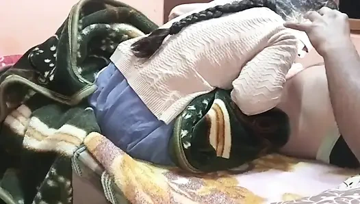 Моя симпатичная сводная сестра делит свою спальню и делает мне минет перед жестким трахом и сосанием