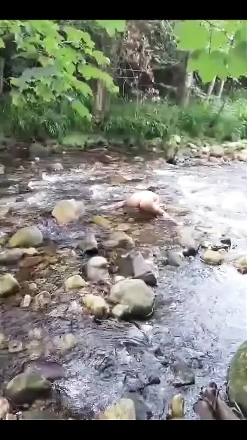 我的朋友还拍摄了我在河里玩的小片段