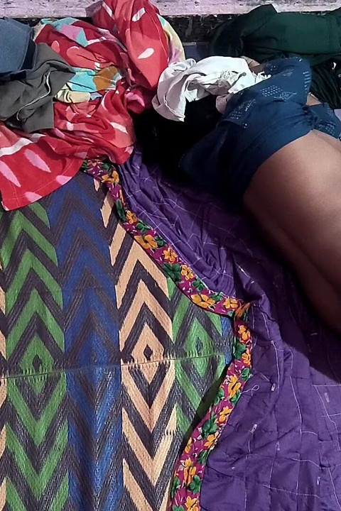 hot sauteli mammi kolej jaane se pahle mujhe uski tang choot ke andar viry nikaalne deti hai