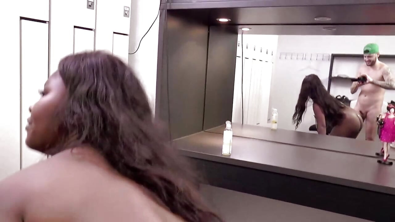 Mooi meisje neukt buitenshuis en ronde zwarte vrouw rijdt op lul na de training seksclip