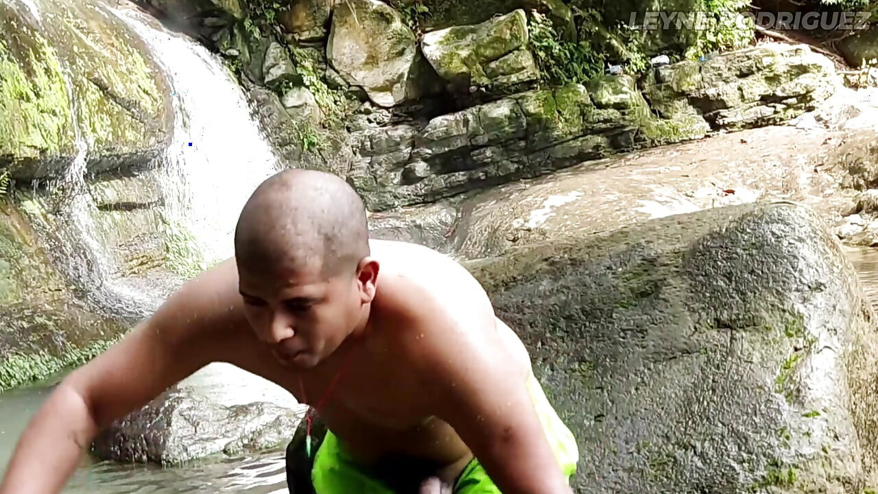 Kepergok lagi ngangkang di luar ruangan! Kompilasi video amatir cewek mungil latina lagi asik di depan umum