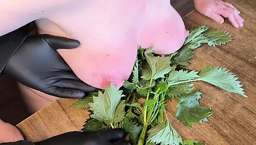 Голые сиськи в крапиве - затем ударил жестко