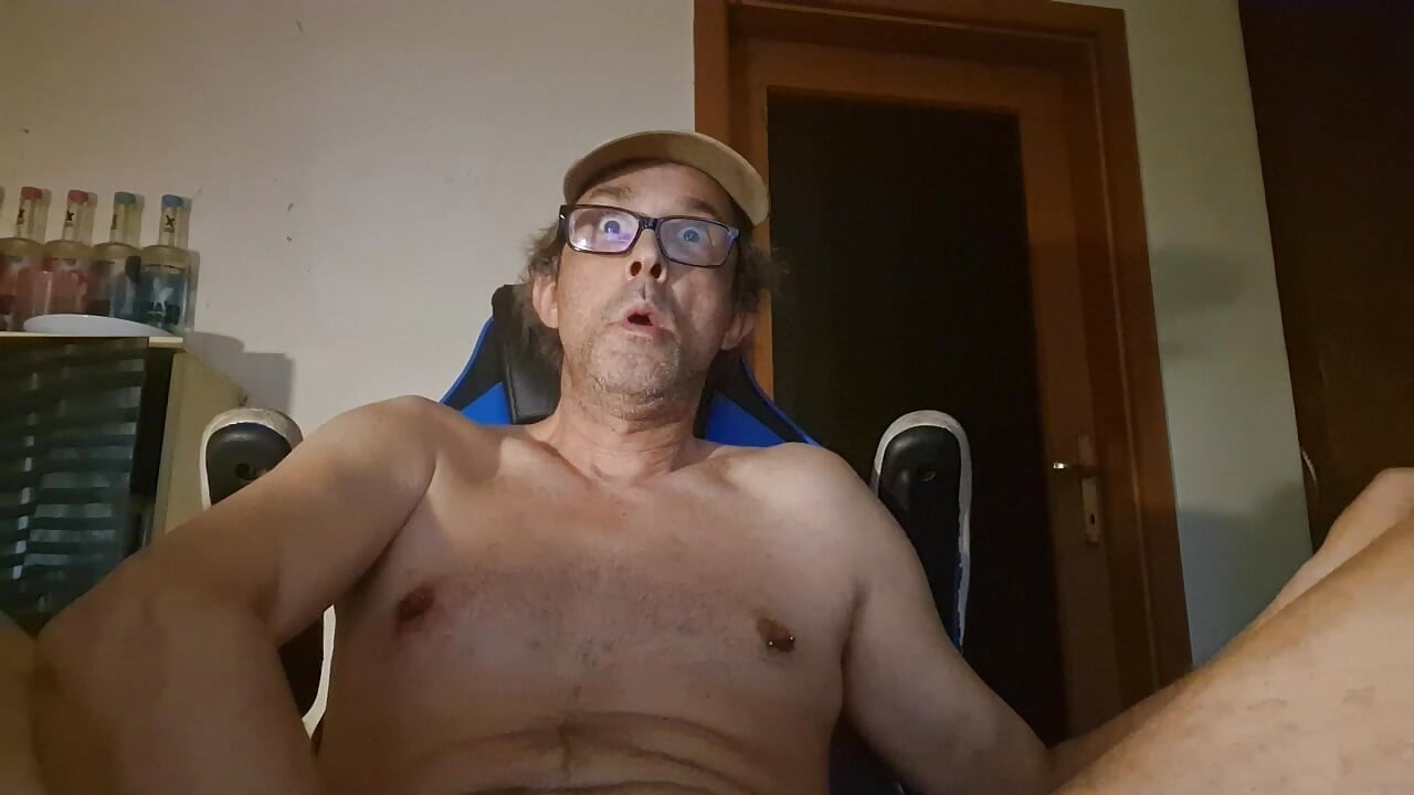 Yeni piersing takılmış blod