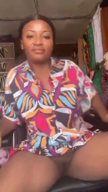 Tesão de mamãe se masturbando dentro de sua loja, masterização pública sugar mama | Clipe 1