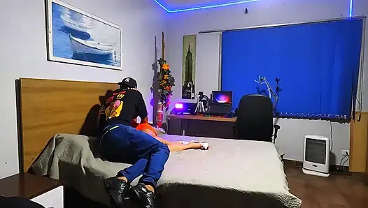 Di dapur, dia bersandar di lemari es dan meminta lebih banyak