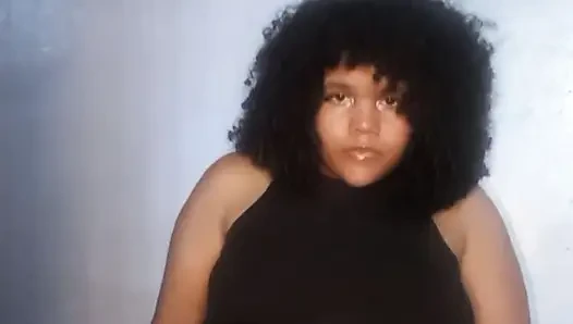 Ateşli orta yaşlı seksi kadın kamerada dokunuyor