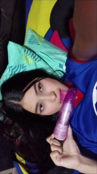 طالب شقي يستمني