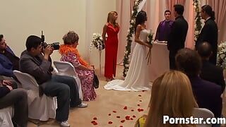 La novia caliente Kayla Carrera folla con la amiga del prometido