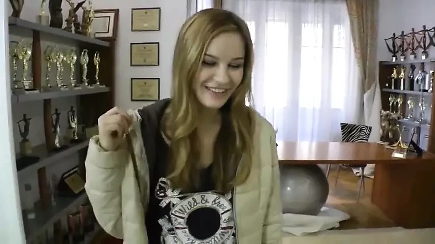 Teen nghiệp dư được con cu to đầu tiên của cô ấy