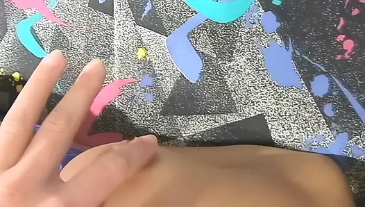 Cewek sange rambut pirang dengan toket besar ini pengen dientot sama dua kontol sekalian