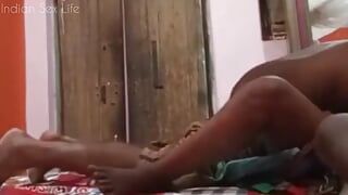 Индийская неверная деревенская жена занимается сексом с любовником