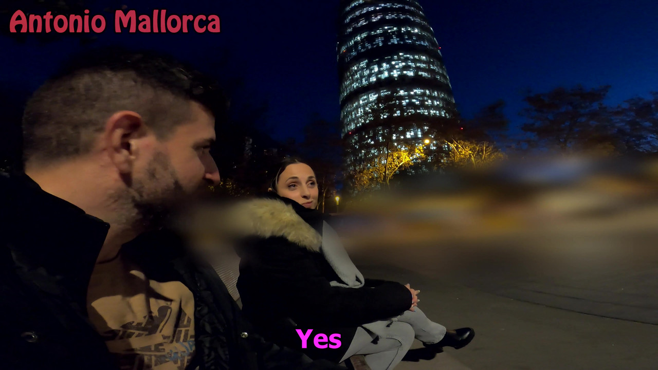 在我丢了airbnb后，热辣的大屁股西班牙人邀请我去她的酒店房间