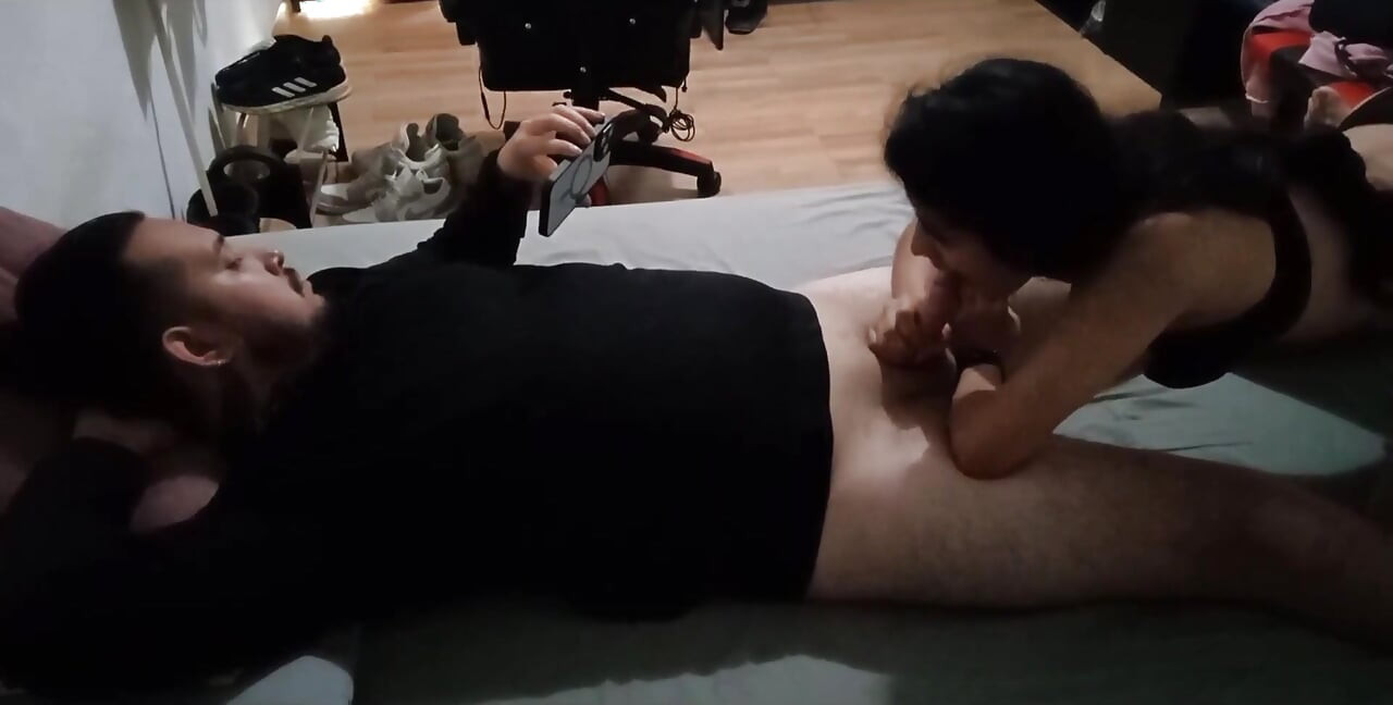전 남친에게 복수하기 위해 이웃의 자지를 따먹는 흥분한 젊은 여자