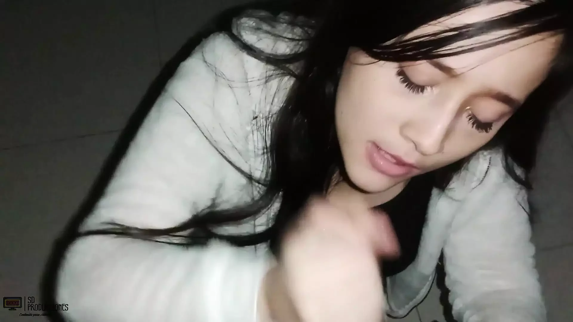 Sitna latina pravi amaterski video jebanja sa svojim očuhom - Porno na španskom