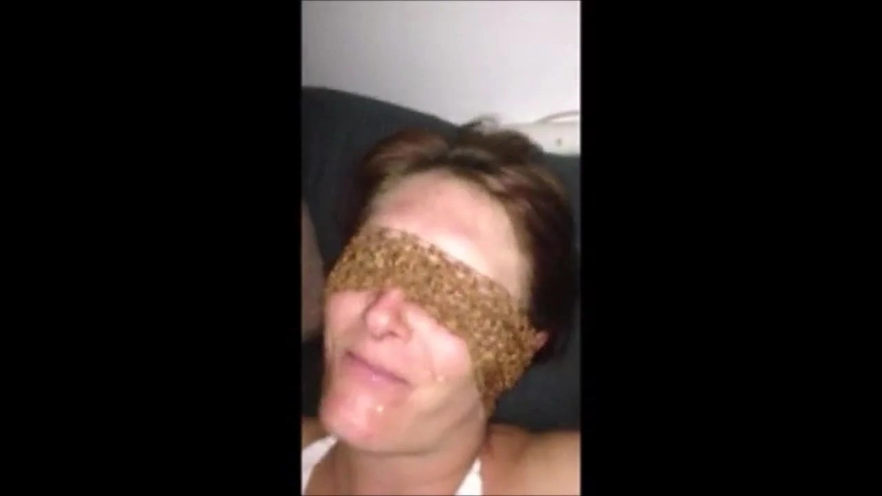 Doble mamada con los ojos cerrados