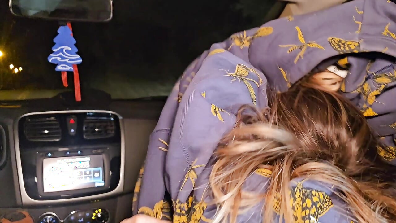 Wir sind mit ein paar freunden im auto einkaufen gegangen und der vier von uns hatte am ende sex im auto.