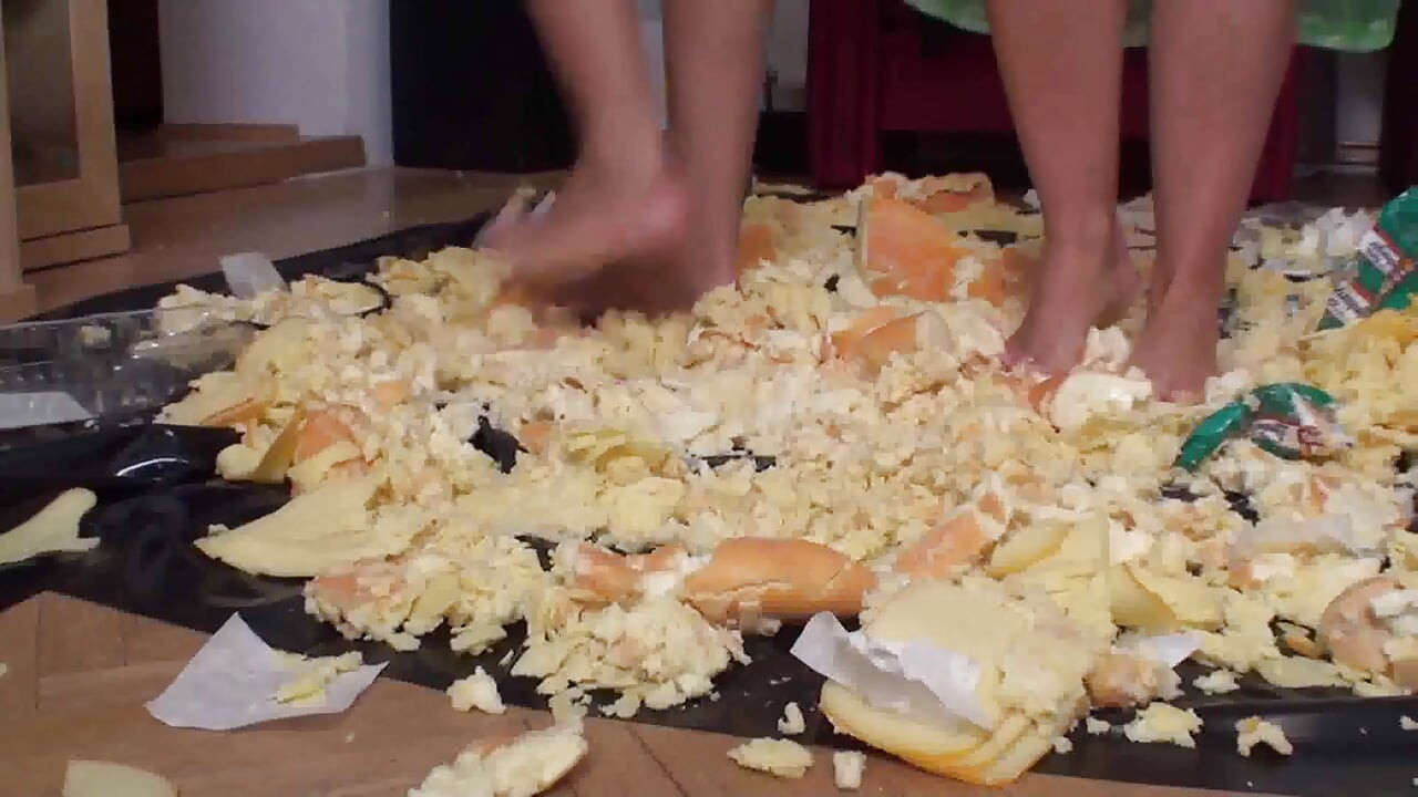 荡妇在客厅里践踏食物