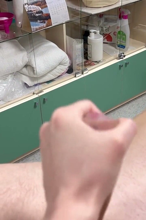 The Masseuse Jerks off the Client's Dick Until He Cums