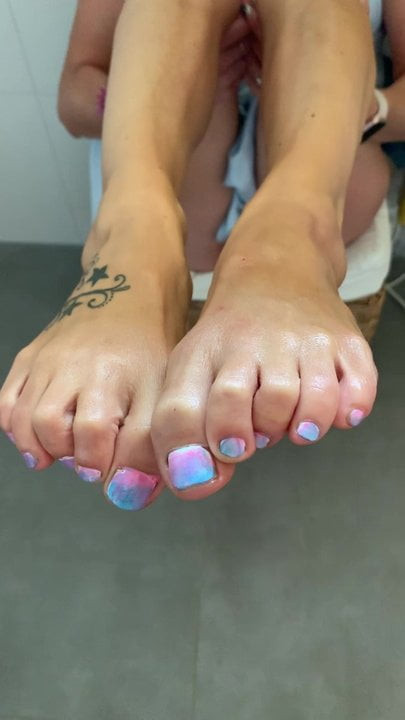Cum tribute my sexy feet please