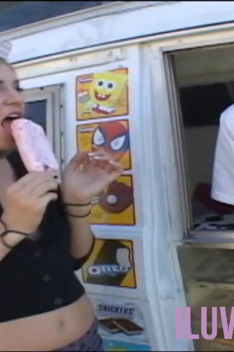 Küçük memeli sarışın bebek bedava dondurma için her şeyi yapacak