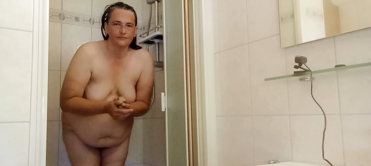 Γερμανίδα MILF στο Ντους με Κοιλιά - εστίαση στην παχουλή κοιλιά