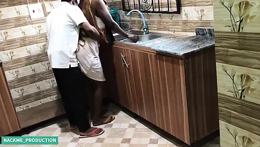 Erkek arkadaşım beni ziyarete geldi ve sonunda büyük üvey kız kardeşimi sikiyor