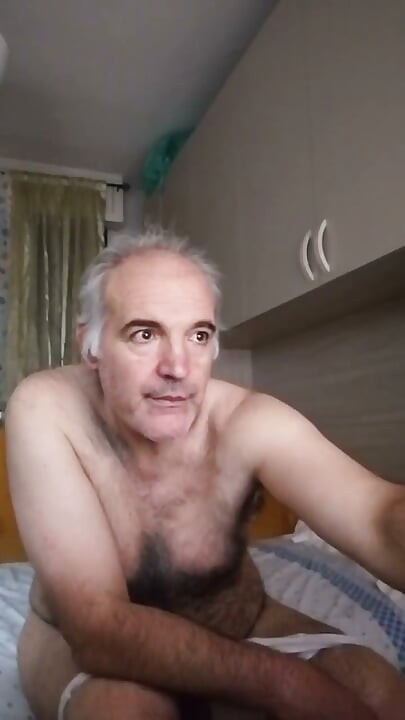 Urinează și ejaculează într-un show live online!