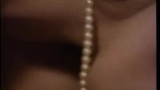 Seksi orta yaşlı seksi kadın azgın adam tarafından dolduruluyor ve karnına büyük bir boşalmanın tadını çıkarıyor