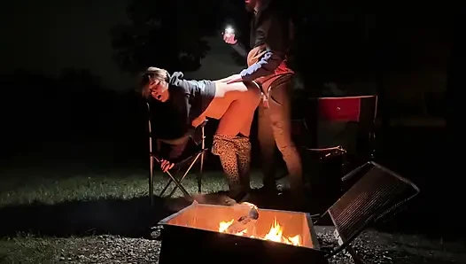 Ehefrau erwischt beim masturbieren auf der öffentlichen toilette, dann am lagerfeuer gefickt