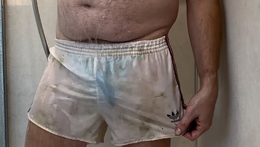 Je prend une douche dans mon vieux short de football en nylon blanc Adidas des années 80