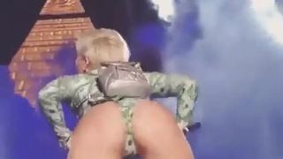 Miley Cyrus задница