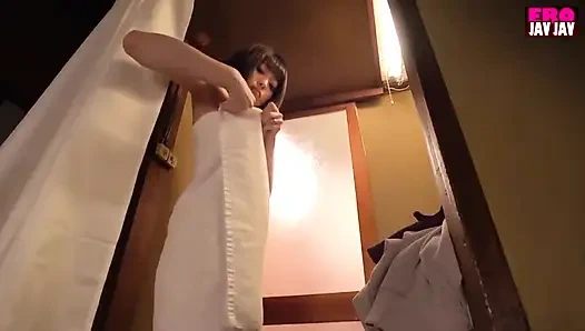 Cewek sange ini dientot habis-habisan sama wanita berotot di kamar mandi -pt2