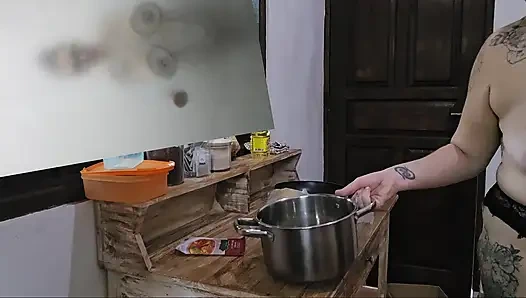 Jade üstsüz yemek pişirme