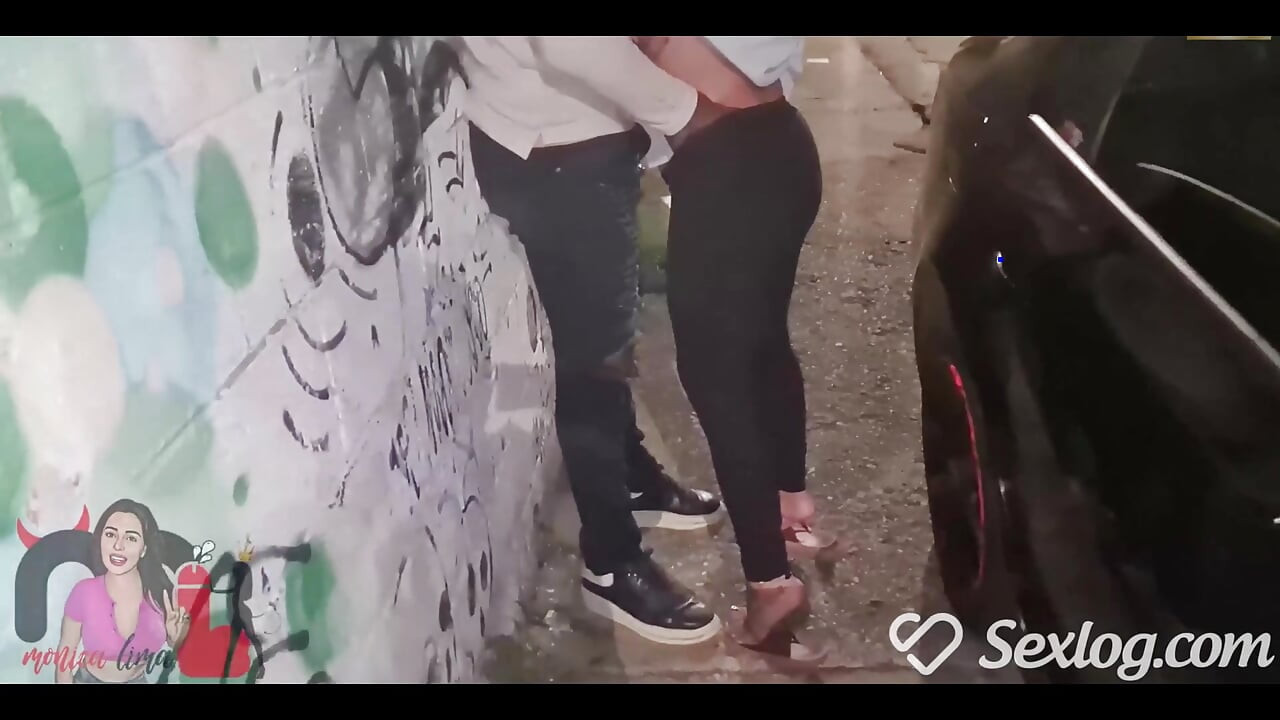 Napustila sam kuću sa mužem samo da bih kupila cigarete, ali kada sam našla zgodnog crnca stala sam da jebem.