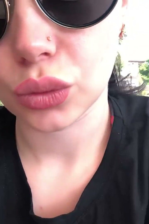 jhil par seksi bare honth chaatna aur honth mahkaana aur chunban aur chashma but