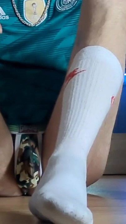 Snažan trenutak iz "(GER) Horny SoccerBoy u smrdljivim NikeSocks pokazuje se za video"