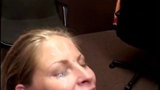 Seksowna blondynka amatorka zostaje wytryskana na twarz