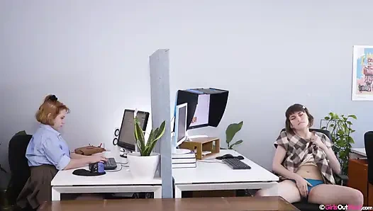 Gadis kantoran montok dengan toket besar dan memek berbulu masturbasi di tempat kerja