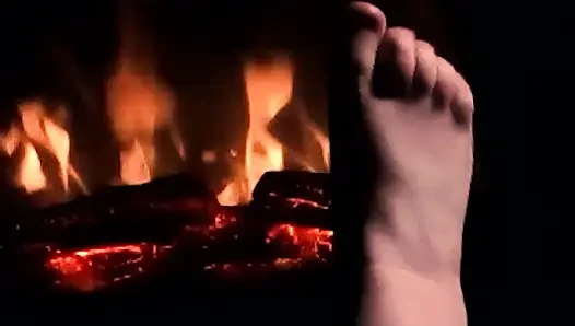 Ayaklarımı ateşte ısıtıyor, böylece yarağın ve taşakların için ısınıyor ve terliyorlar